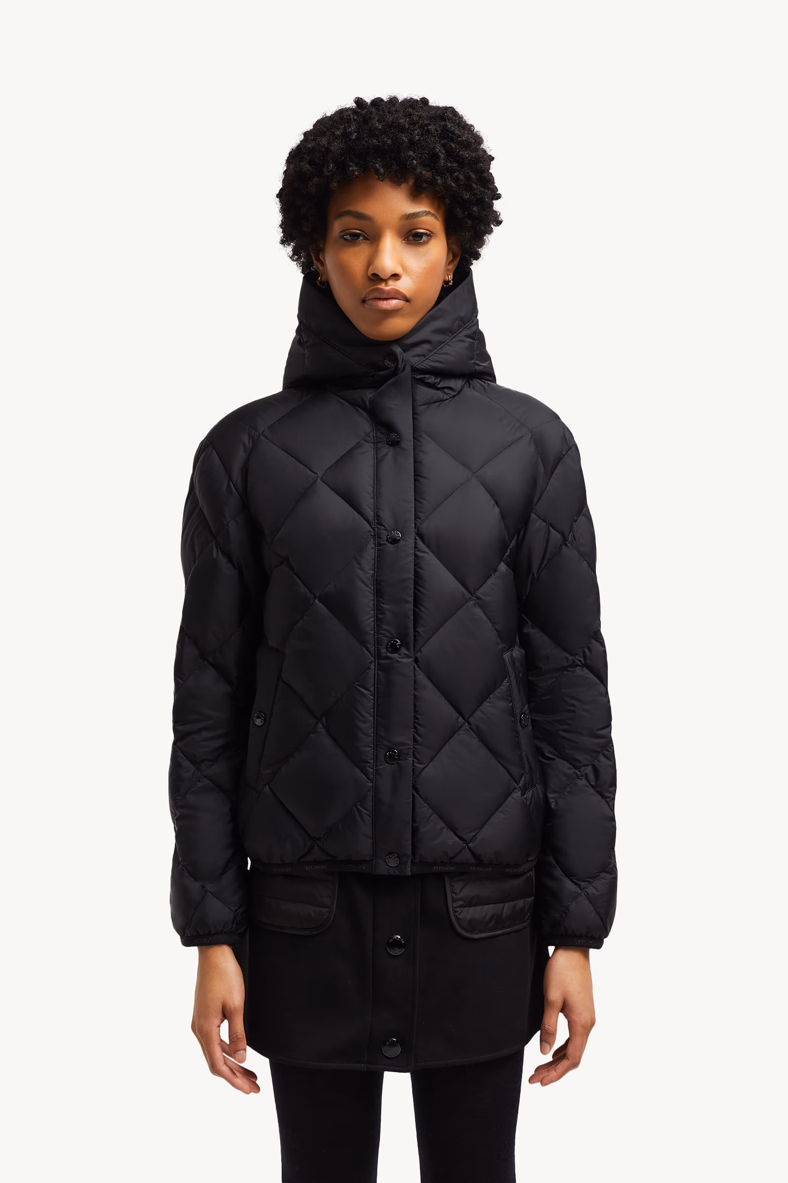 Plumífero corto acolchado con motivo de rombos con capucha Arvouin Negro Moncler 3